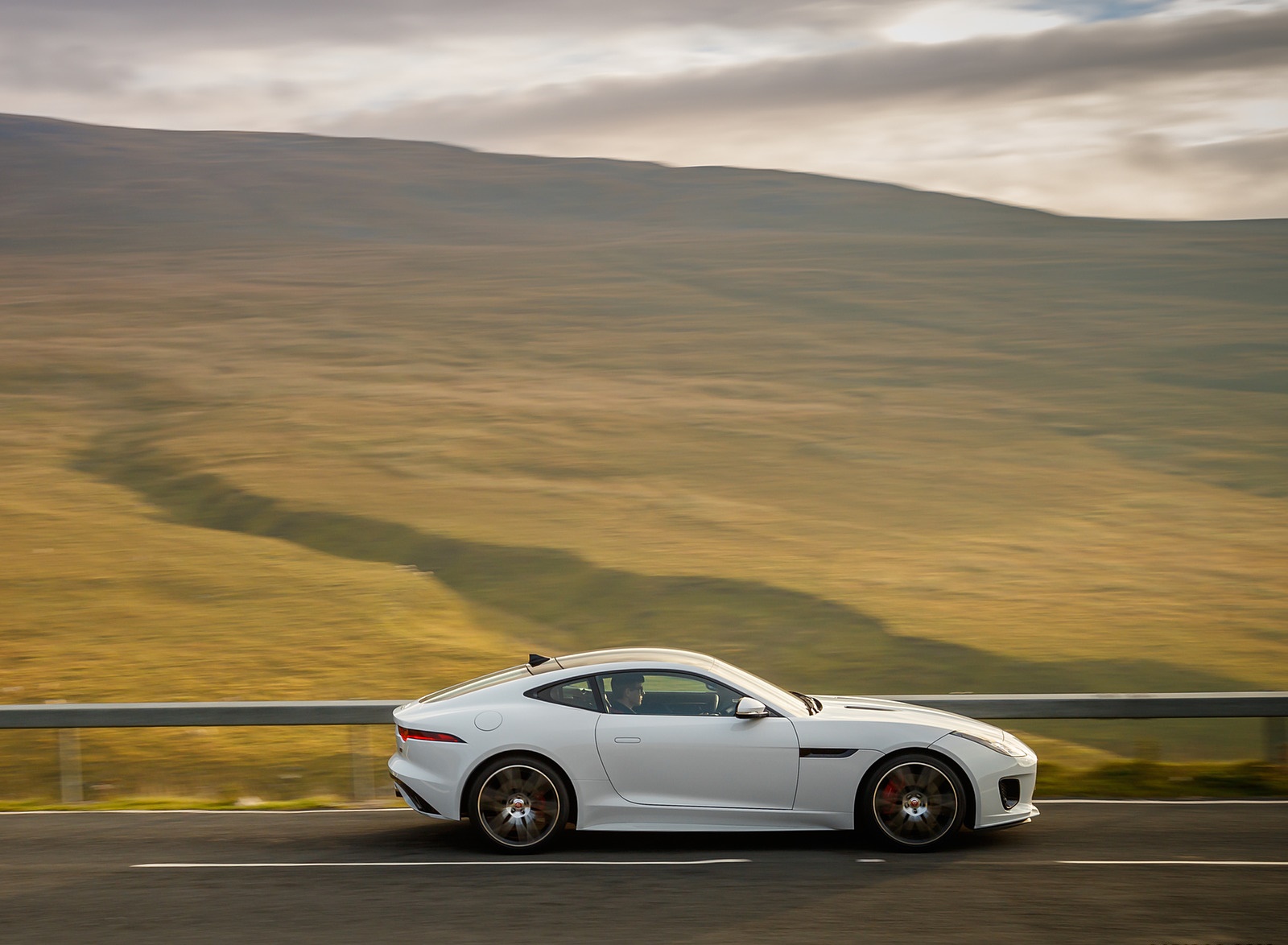 2019 Jaguar F-Type Chequered Flag Edition Side Wallpapers (10)