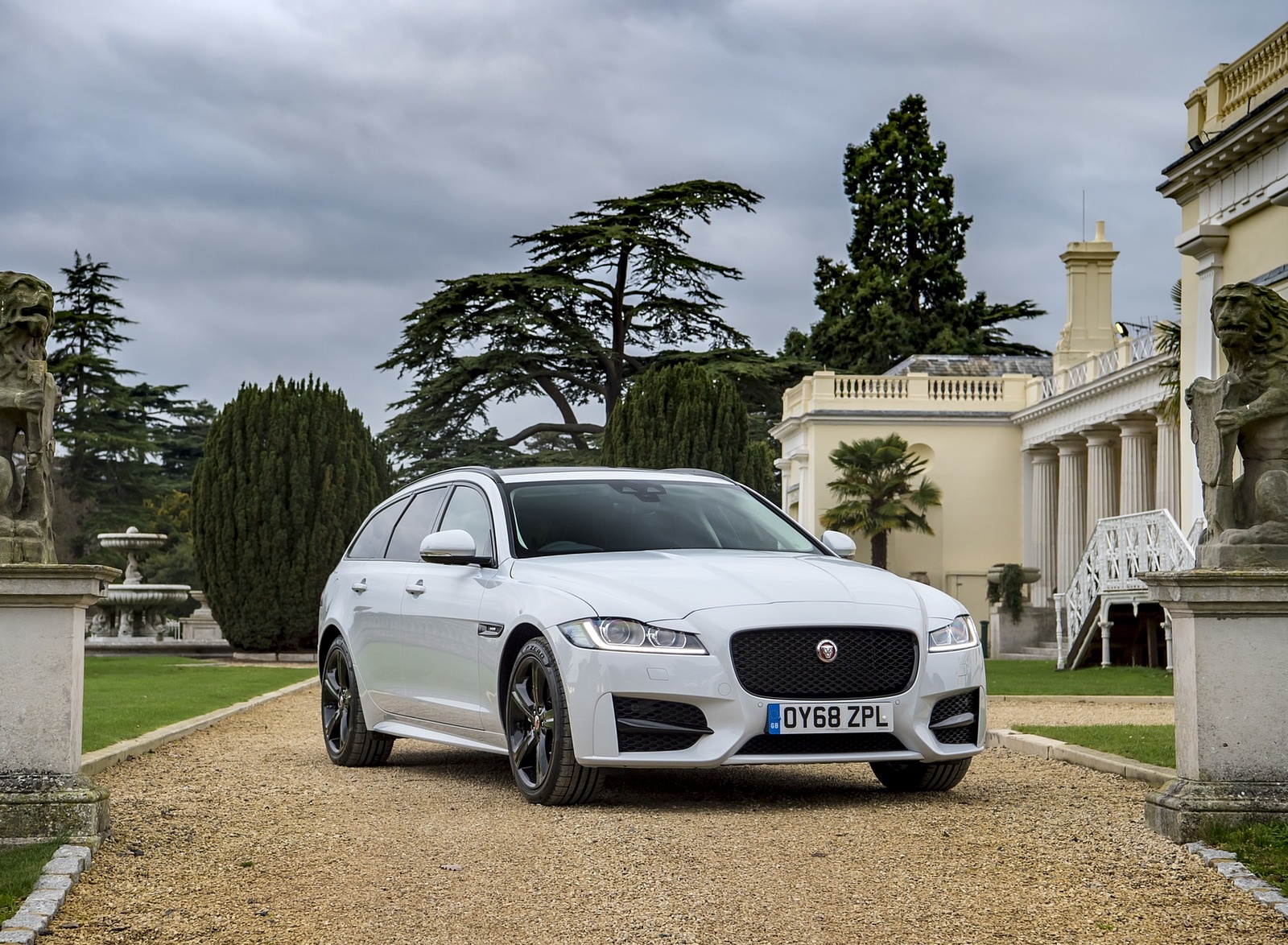 2019 Jaguar XF Sportbrake 20d AWD R-Sport Front Three-Quarter Wallpapers #28 of 51