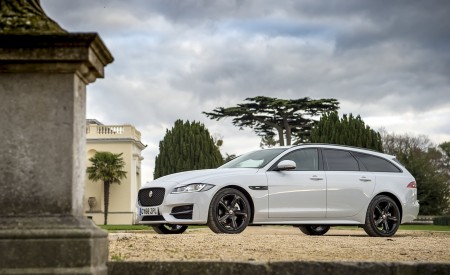 2019 Jaguar XF Sportbrake 20d AWD R-Sport Front Three-Quarter Wallpapers 450x275 (13)