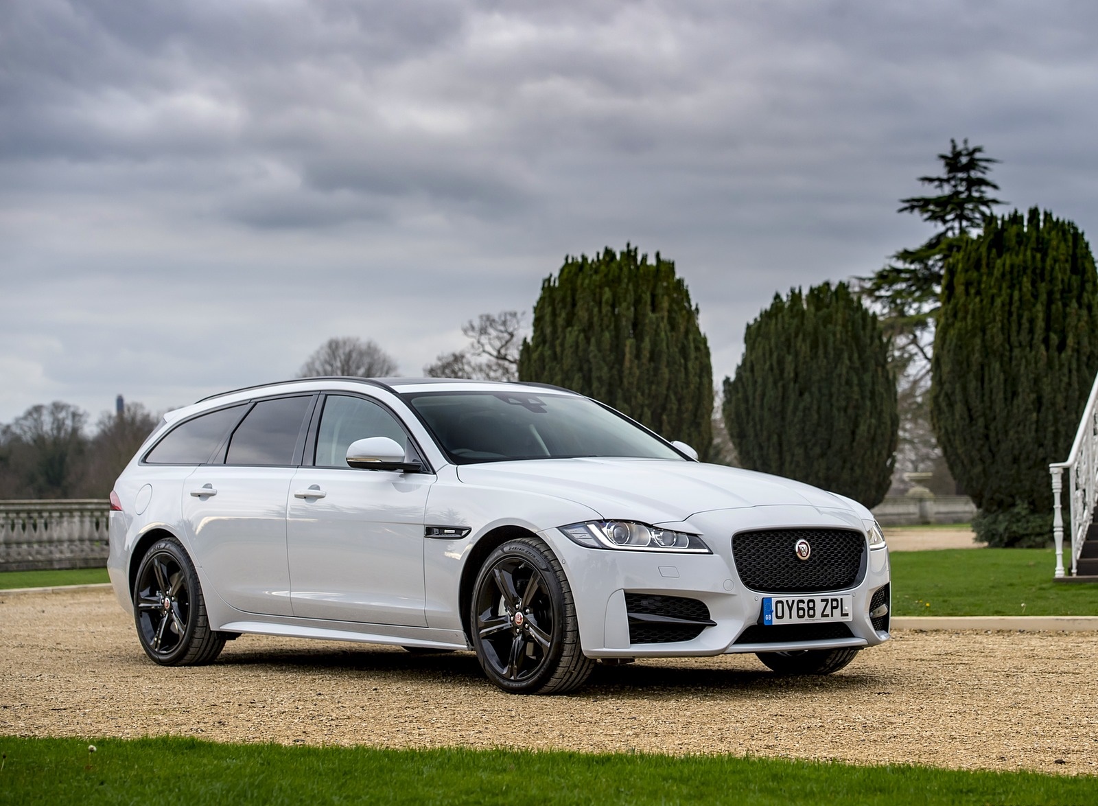 2019 Jaguar XF Sportbrake 20d AWD R-Sport Front Three-Quarter Wallpapers #29 of 51