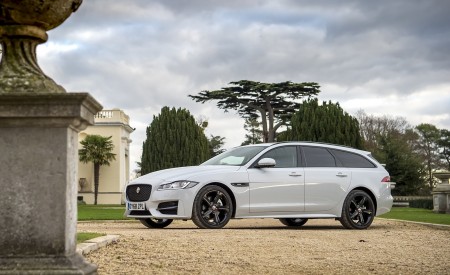 2019 Jaguar XF Sportbrake 20d AWD R-Sport Front Three-Quarter Wallpapers 450x275 (14)