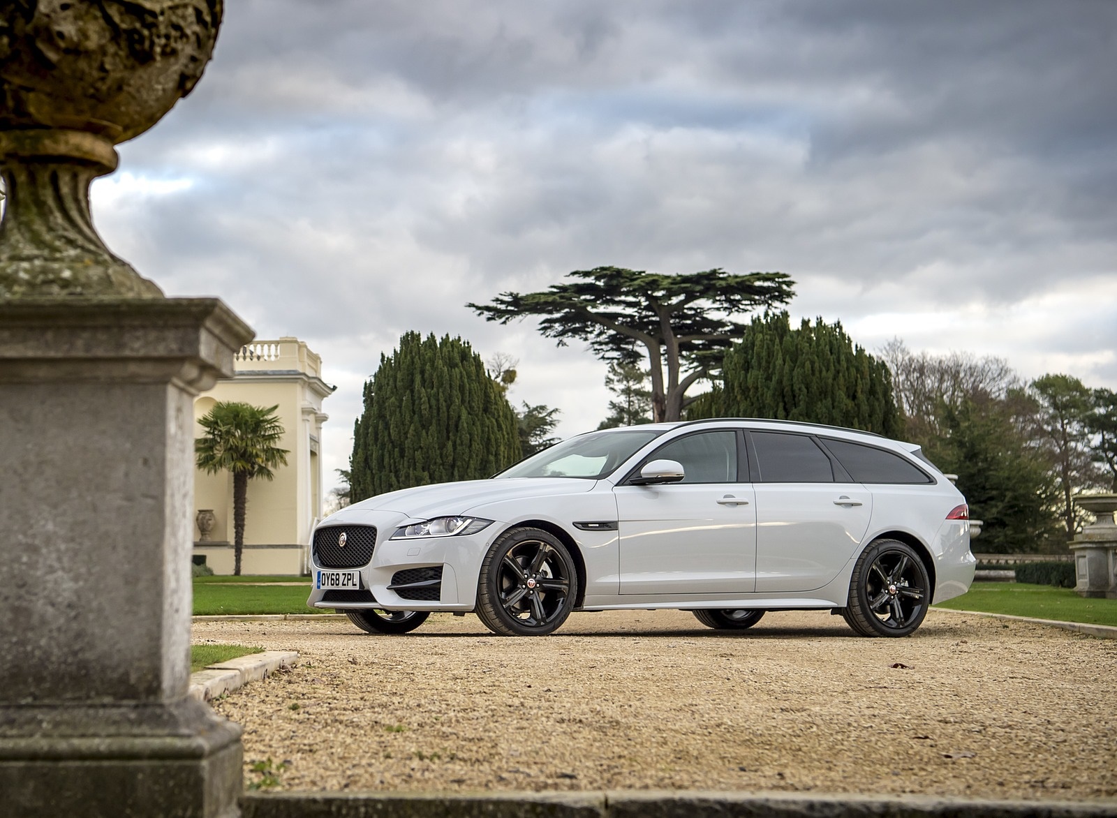 2019 Jaguar XF Sportbrake 20d AWD R-Sport Front Three-Quarter Wallpapers #14 of 51