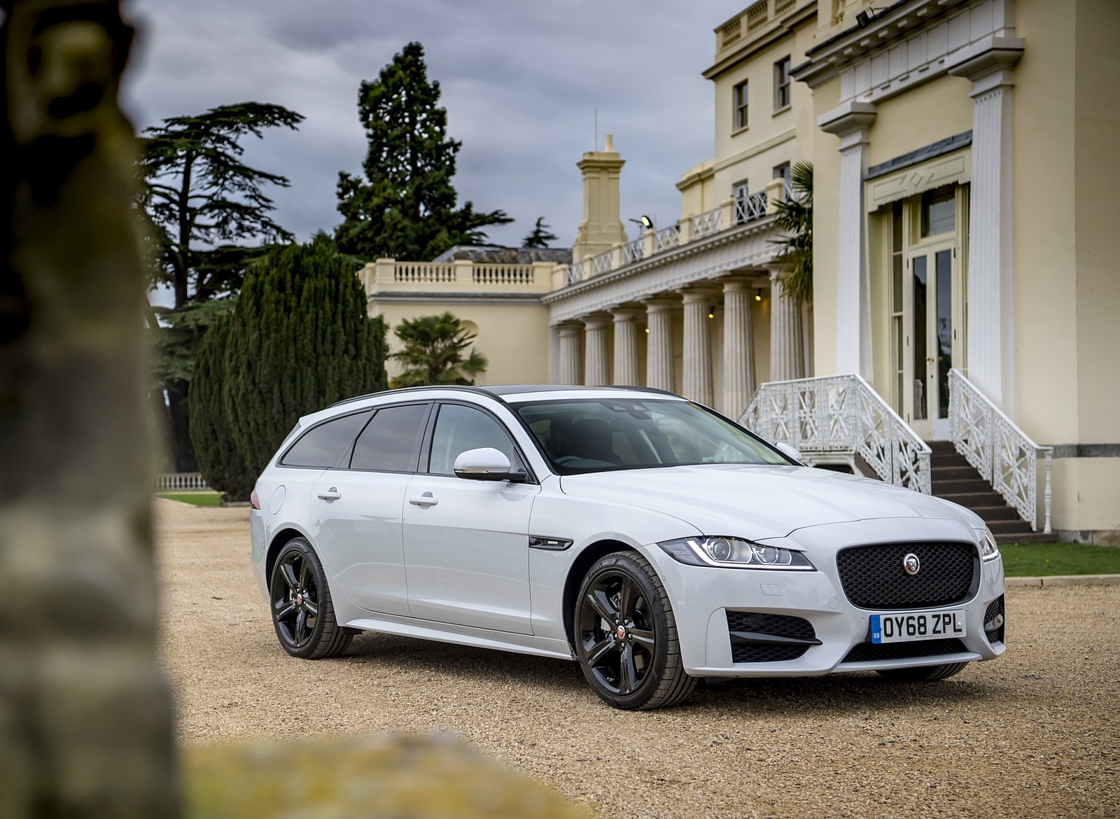 2019 Jaguar XF Sportbrake 20d AWD R-Sport Front Three-Quarter Wallpapers #17 of 51