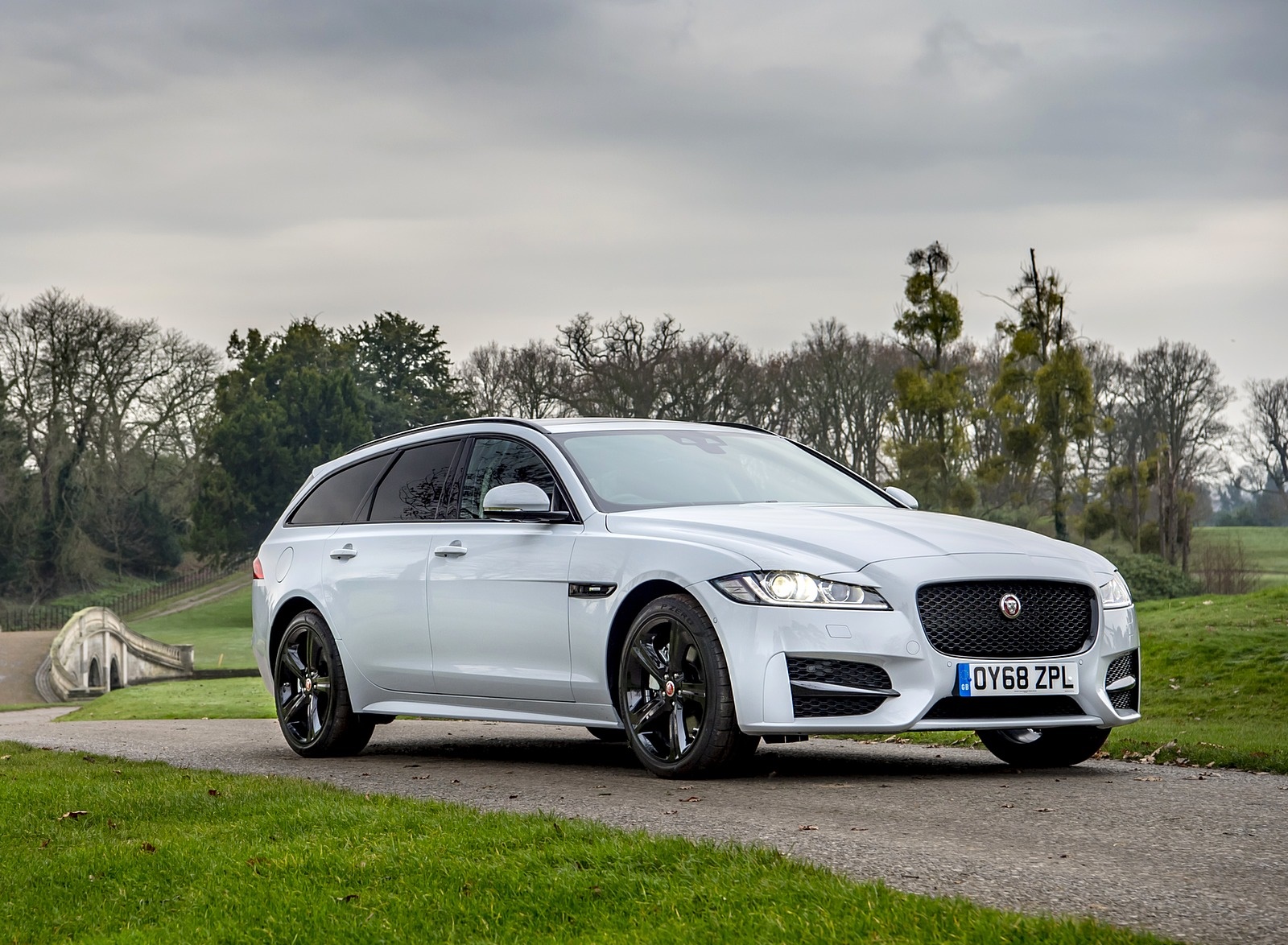 2019 Jaguar XF Sportbrake 20d AWD R-Sport Front Three-Quarter Wallpapers #18 of 51