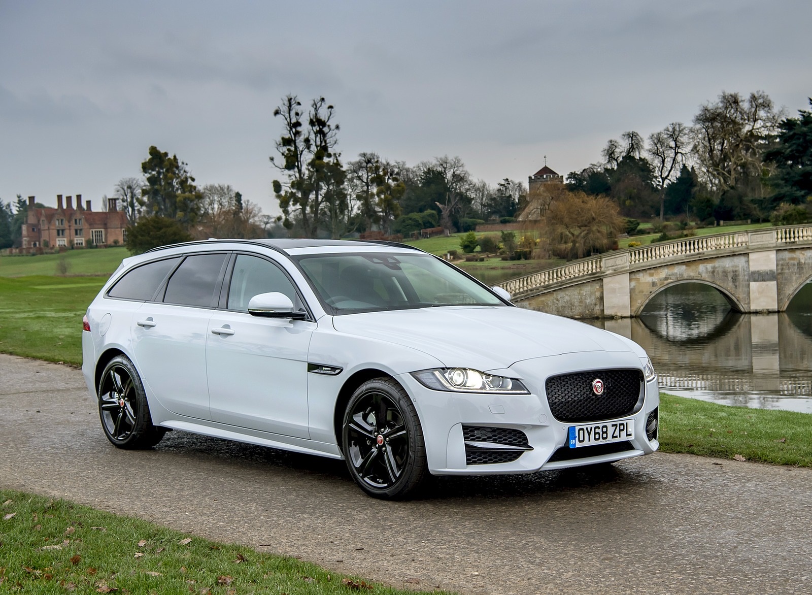 2019 Jaguar XF Sportbrake 20d AWD R-Sport Front Three-Quarter Wallpapers #19 of 51