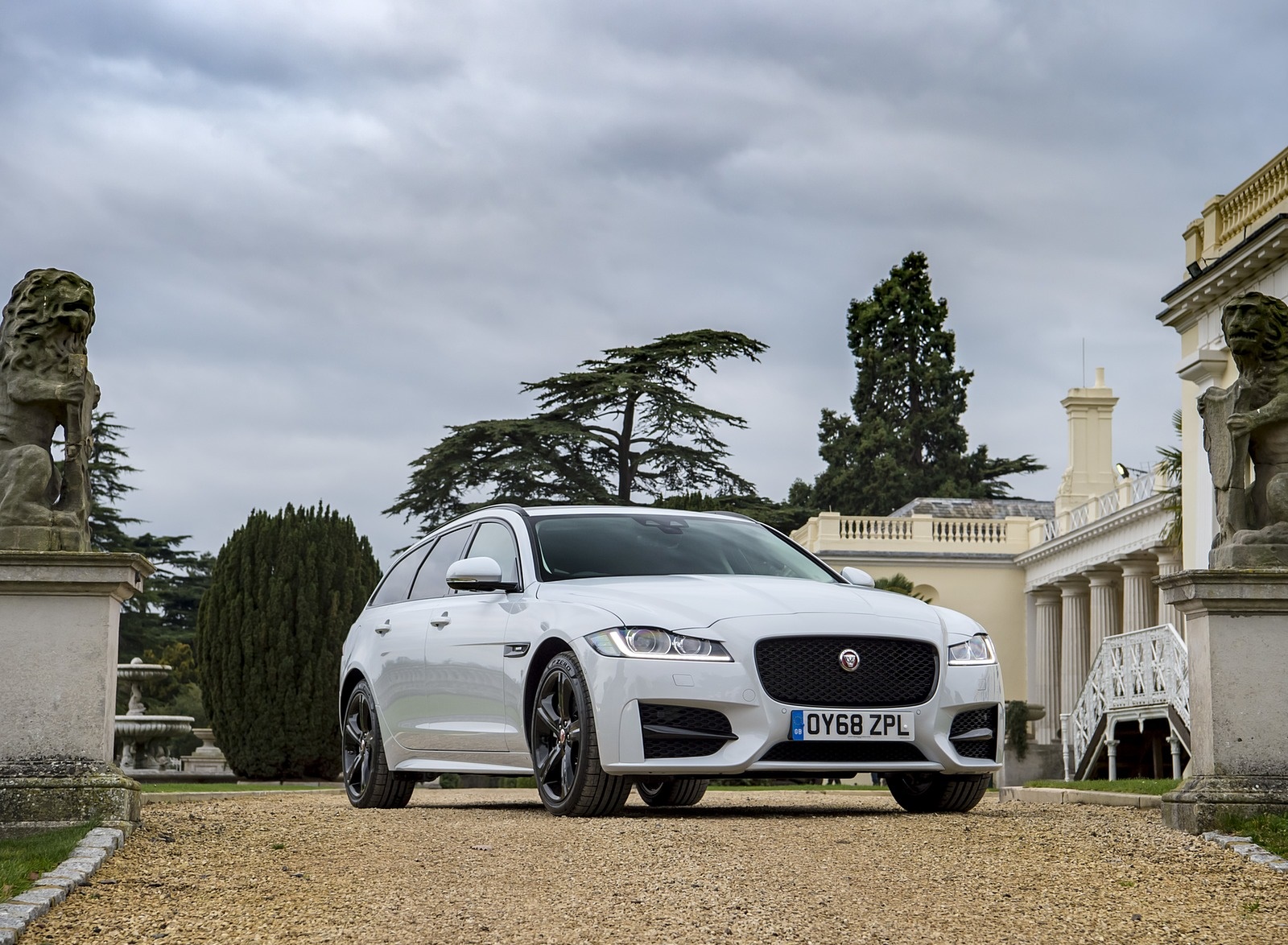 2019 Jaguar XF Sportbrake 20d AWD R-Sport Front Three-Quarter Wallpapers #30 of 51