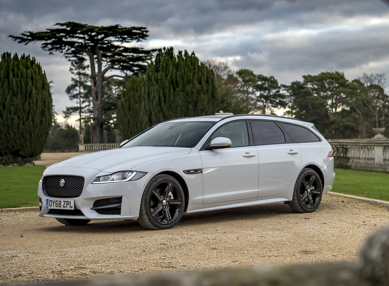 2019 Jaguar XF Sportbrake 20d AWD R-Sport Front Three-Quarter Wallpapers #20 of 51