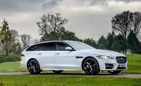 2019 Jaguar XF Sportbrake 20d AWD R-Sport Front Three-Quarter Wallpapers 450x275 (12)