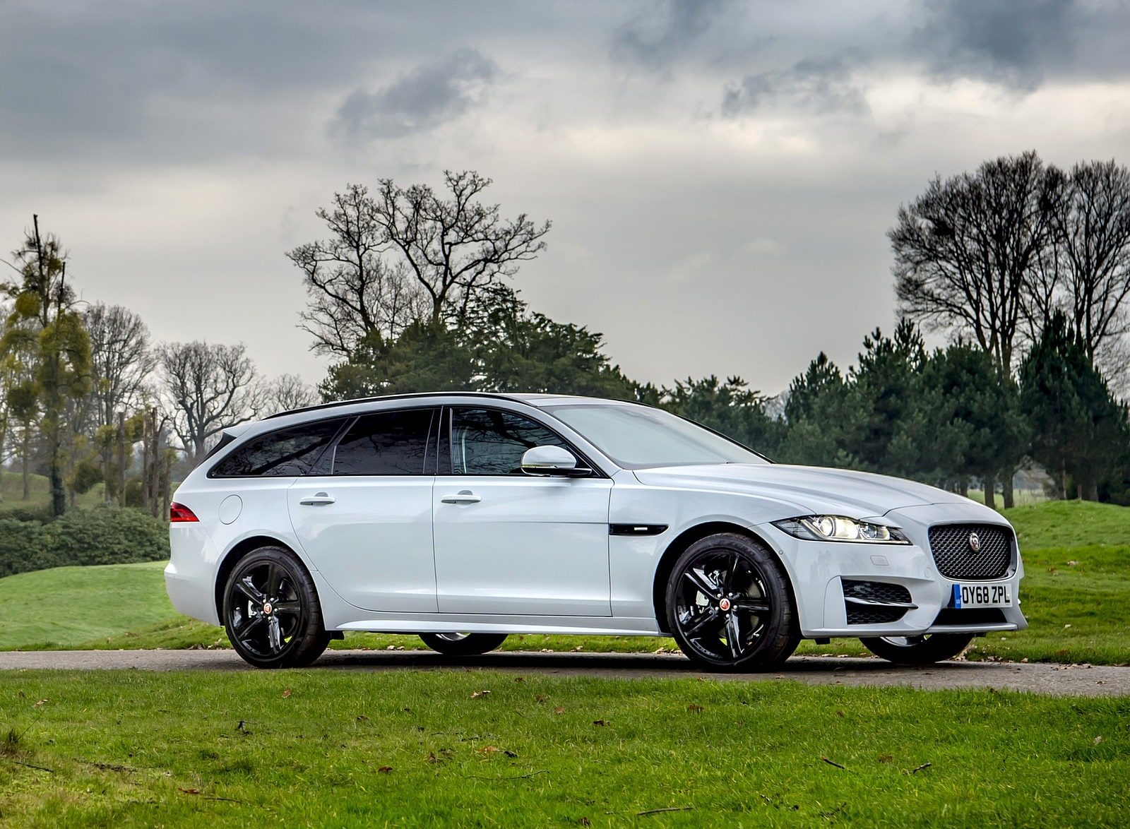 2019 Jaguar XF Sportbrake 20d AWD R-Sport Front Three-Quarter Wallpapers #12 of 51