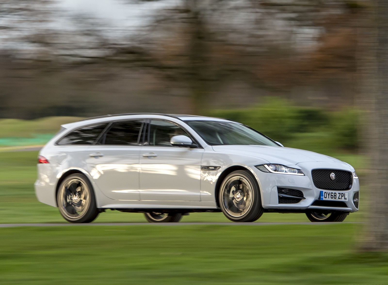 2019 Jaguar XF Sportbrake 20d AWD R-Sport Front Three-Quarter Wallpapers (1)