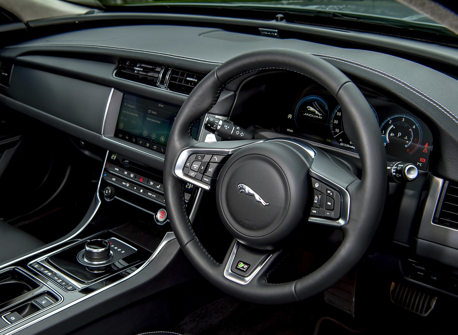 2019 Jaguar XF Sportbrake 20d AWD R-Sport Interior Steering Wheel Wallpapers #39 of 51