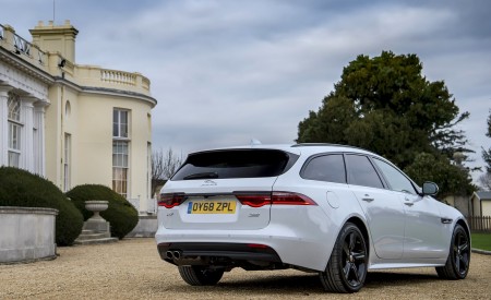 2019 Jaguar XF Sportbrake 20d AWD R-Sport Rear Three-Quarter Wallpapers 450x275 (23)