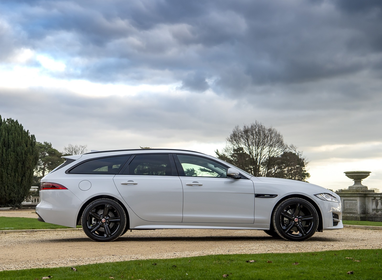 2019 Jaguar XF Sportbrake 20d AWD R-Sport Side Wallpapers #11 of 51