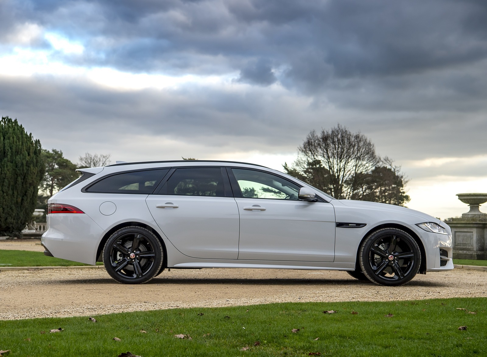 2019 Jaguar XF Sportbrake 20d AWD R-Sport Side Wallpapers #10 of 51