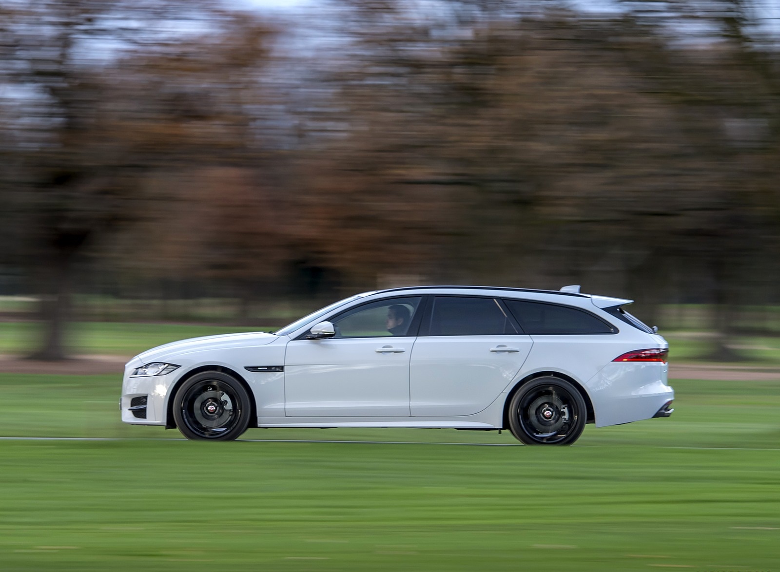 2019 Jaguar XF Sportbrake 20d AWD R-Sport Side Wallpapers (4)