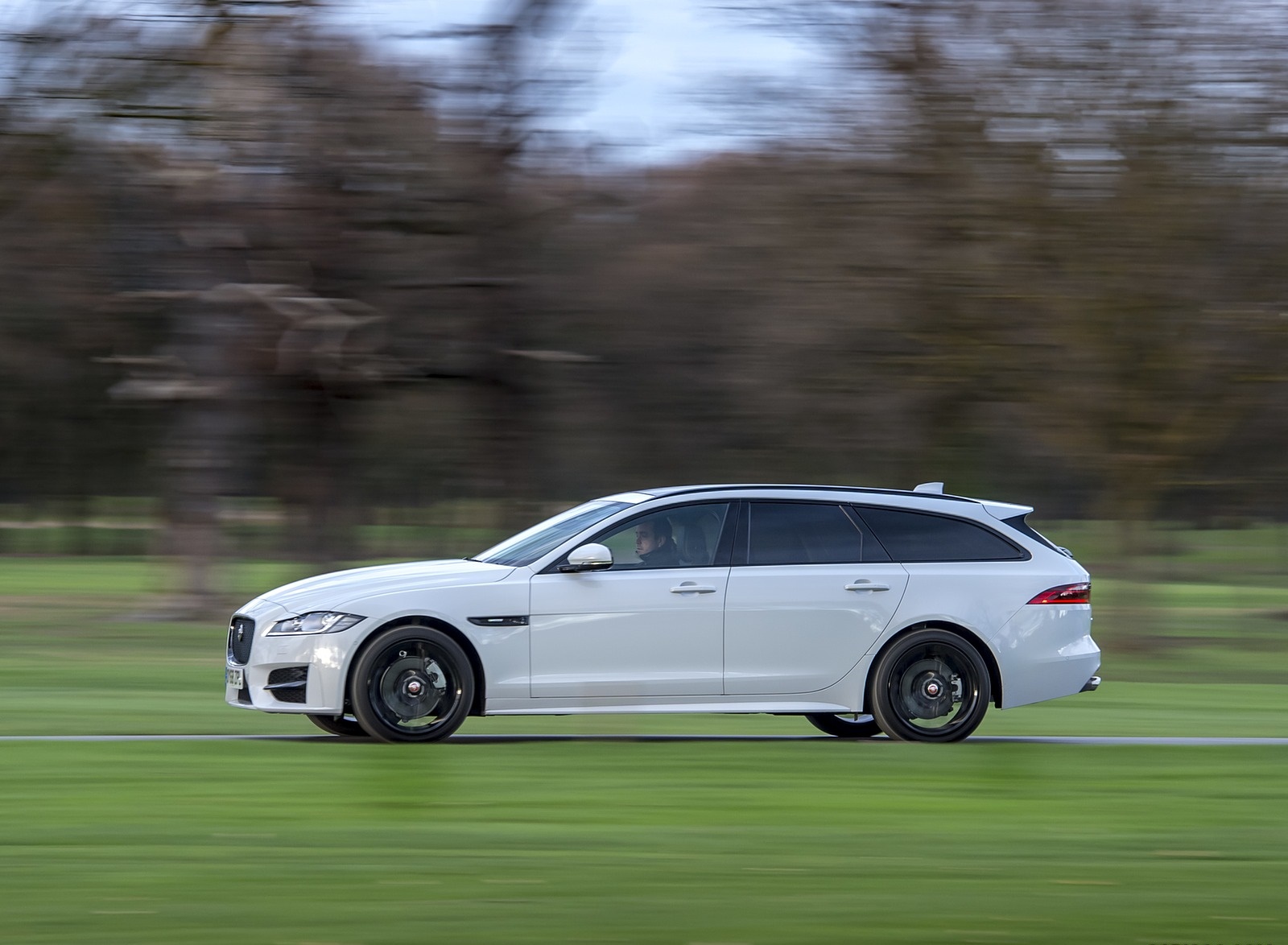 2019 Jaguar XF Sportbrake 20d AWD R-Sport Side Wallpapers (5)