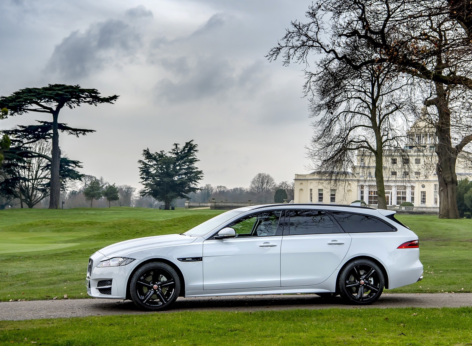 2019 Jaguar XF Sportbrake 20d AWD R-Sport Side Wallpapers #9 of 51