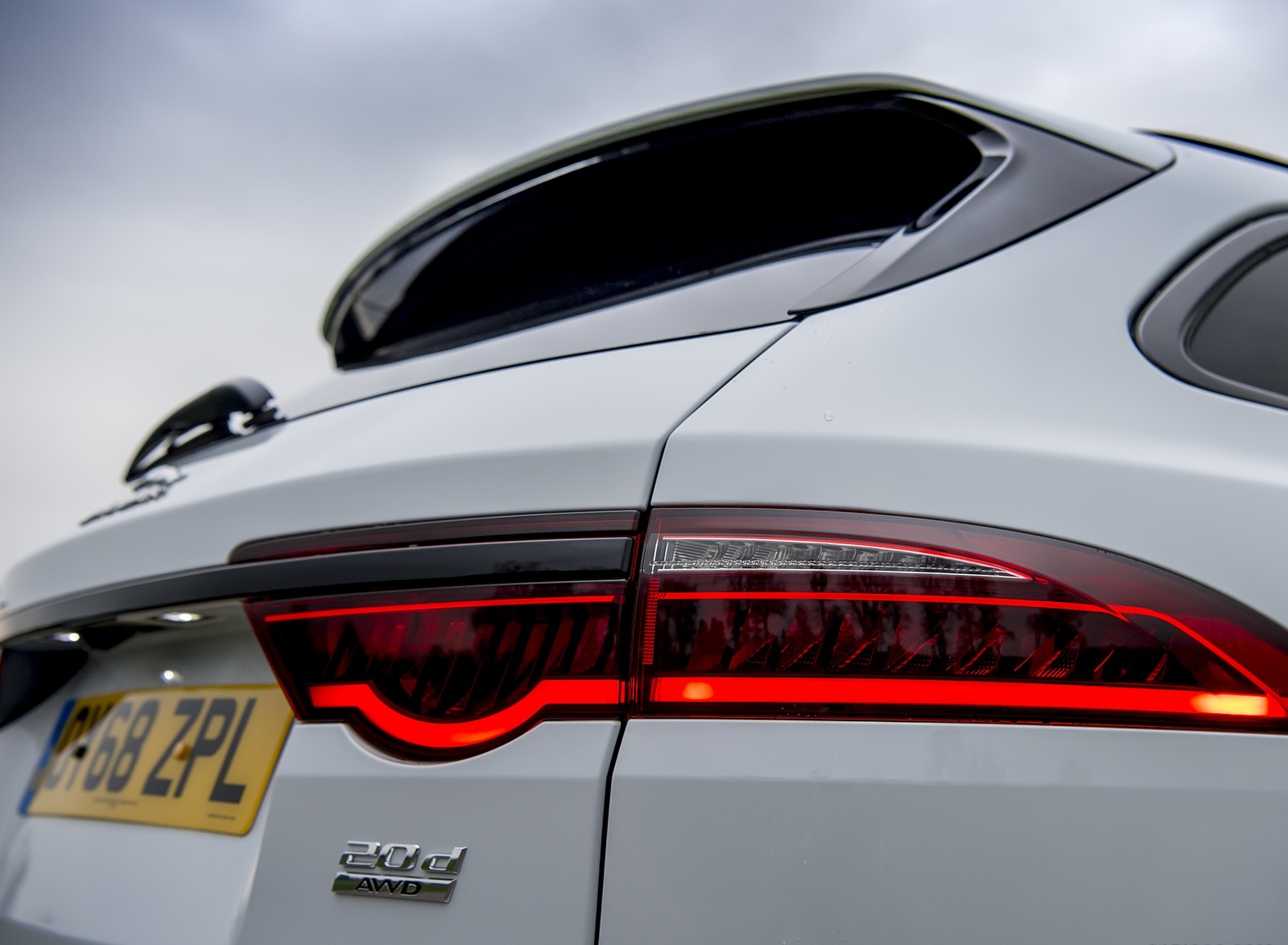 2019 Jaguar XF Sportbrake 20d AWD R-Sport Tail Light Wallpapers #36 of 51