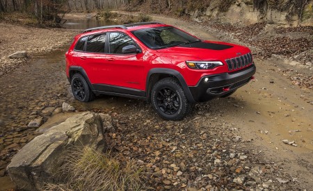 2019 Jeep Cherokee Trailhawk Front Three-Quarter Wallpapers 450x275 (40)