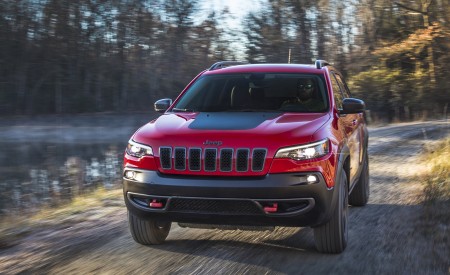 2019 Jeep Cherokee Trailhawk Front Three-Quarter Wallpapers 450x275 (19)