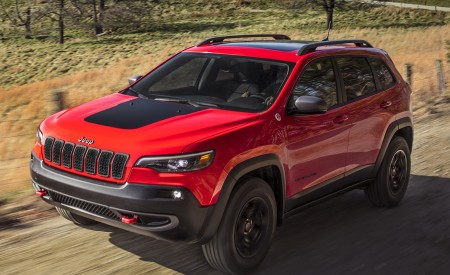 2019 Jeep Cherokee Trailhawk Front Three-Quarter Wallpapers 450x275 (2)