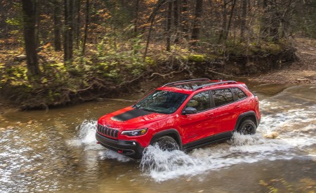 2019 Jeep Cherokee Trailhawk Side Wallpapers 450x275 (29)