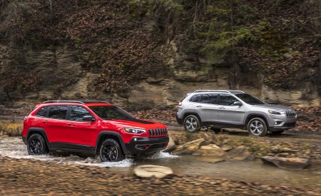 2019 Jeep Cherokee Trailhawk and Cherokee Limited Front Three-Quarter Wallpapers 450x275 (27)