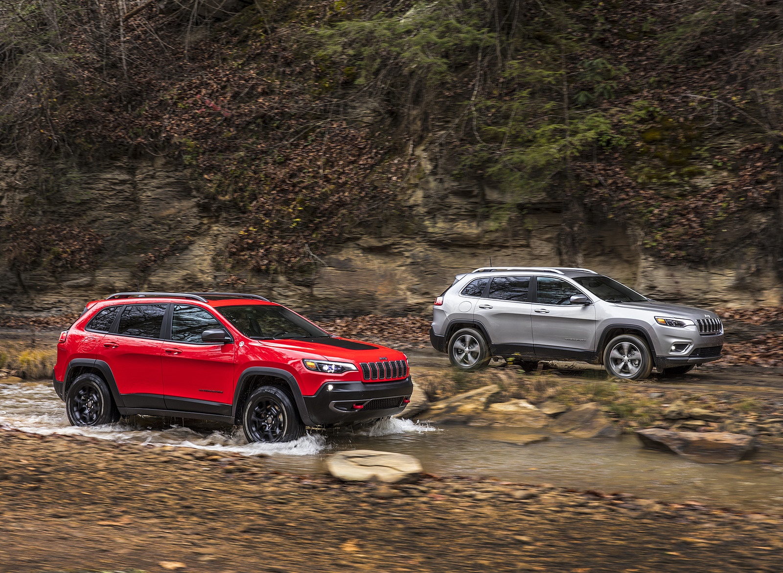 2019 Jeep Cherokee Trailhawk and Cherokee Limited Front Three-Quarter Wallpapers #27 of 75