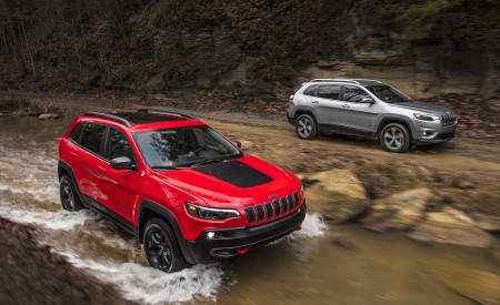 2019 Jeep Cherokee Trailhawk and Cherokee Limited Front Three-Quarter Wallpapers 450x275 (26)