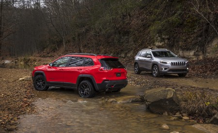 2019 Jeep Cherokee Trailhawk and Cherokee Limited Rear Three-Quarter Wallpapers 450x275 (25)