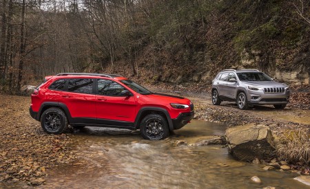 2019 Jeep Cherokee Trailhawk and Cherokee Limited Side Wallpapers 450x275 (24)