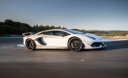 2019 Lamborghini Aventador SVJ Front Three-Quarter Wallpapers 450x275 (229)