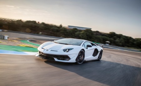 2019 Lamborghini Aventador SVJ Front Three-Quarter Wallpapers 450x275 (219)