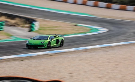 2019 Lamborghini Aventador SVJ Front Three-Quarter Wallpapers 450x275 (33)