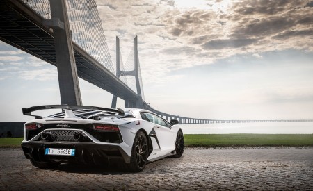 2019 Lamborghini Aventador SVJ Rear Three-Quarter Wallpapers 450x275 (137)