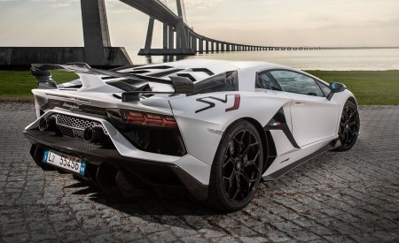 2019 Lamborghini Aventador SVJ Rear Three-Quarter Wallpapers 450x275 (136)