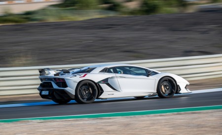 2019 Lamborghini Aventador SVJ Rear Three-Quarter Wallpapers 450x275 (238)