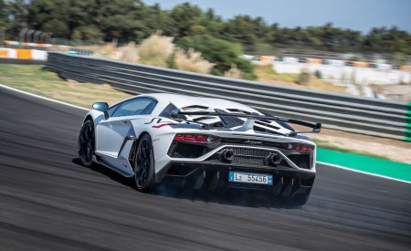 2019 Lamborghini Aventador SVJ Rear Three-Quarter Wallpapers 450x275 (223)