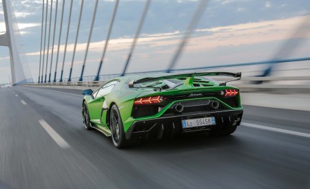 2019 Lamborghini Aventador SVJ Rear Three-Quarter Wallpapers 450x275 (48)