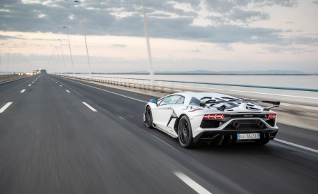 2019 Lamborghini Aventador SVJ Rear Three-Quarter Wallpapers 450x275 (129)