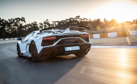 2019 Lamborghini Aventador SVJ Rear Three-Quarter Wallpapers 450x275 (239)