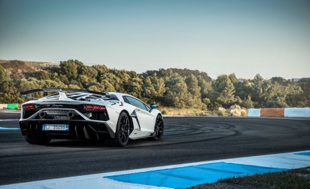 2019 Lamborghini Aventador SVJ Rear Three-Quarter Wallpapers 450x275 (233)