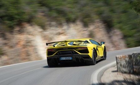 2019 Lamborghini Aventador SVJ Rear Three-Quarter Wallpapers 450x275 (210)