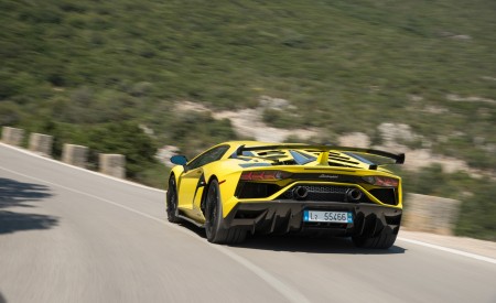 2019 Lamborghini Aventador SVJ Rear Three-Quarter Wallpapers 450x275 (202)