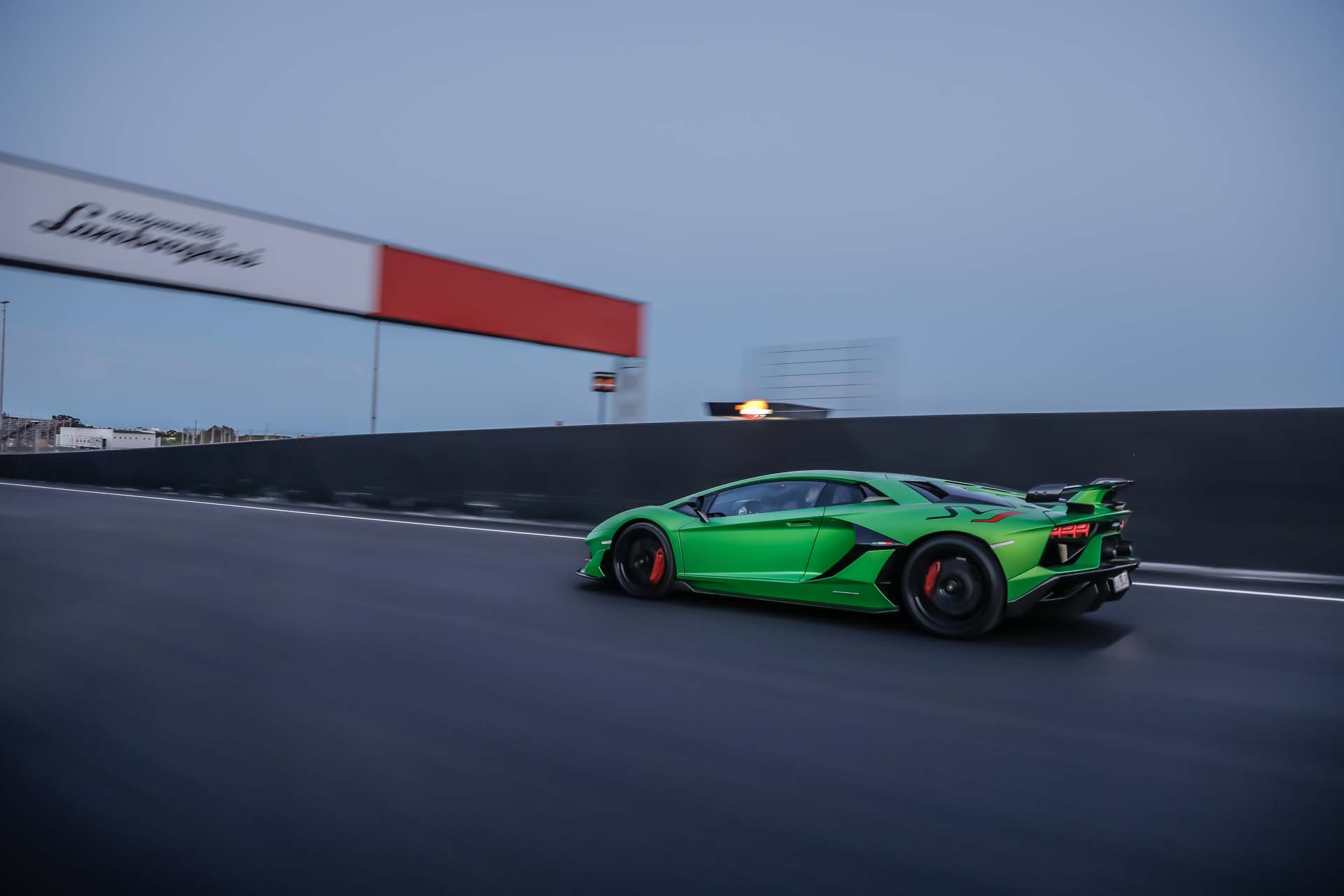 2019 Lamborghini Aventador SVJ Side Wallpapers (9)