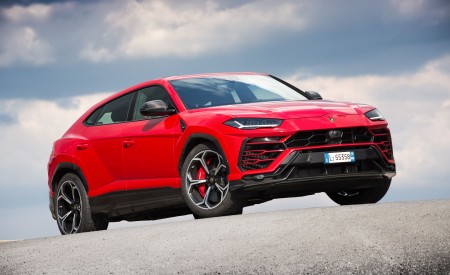 2019 Lamborghini Urus Front Three-Quarter Wallpapers 450x275 (112)