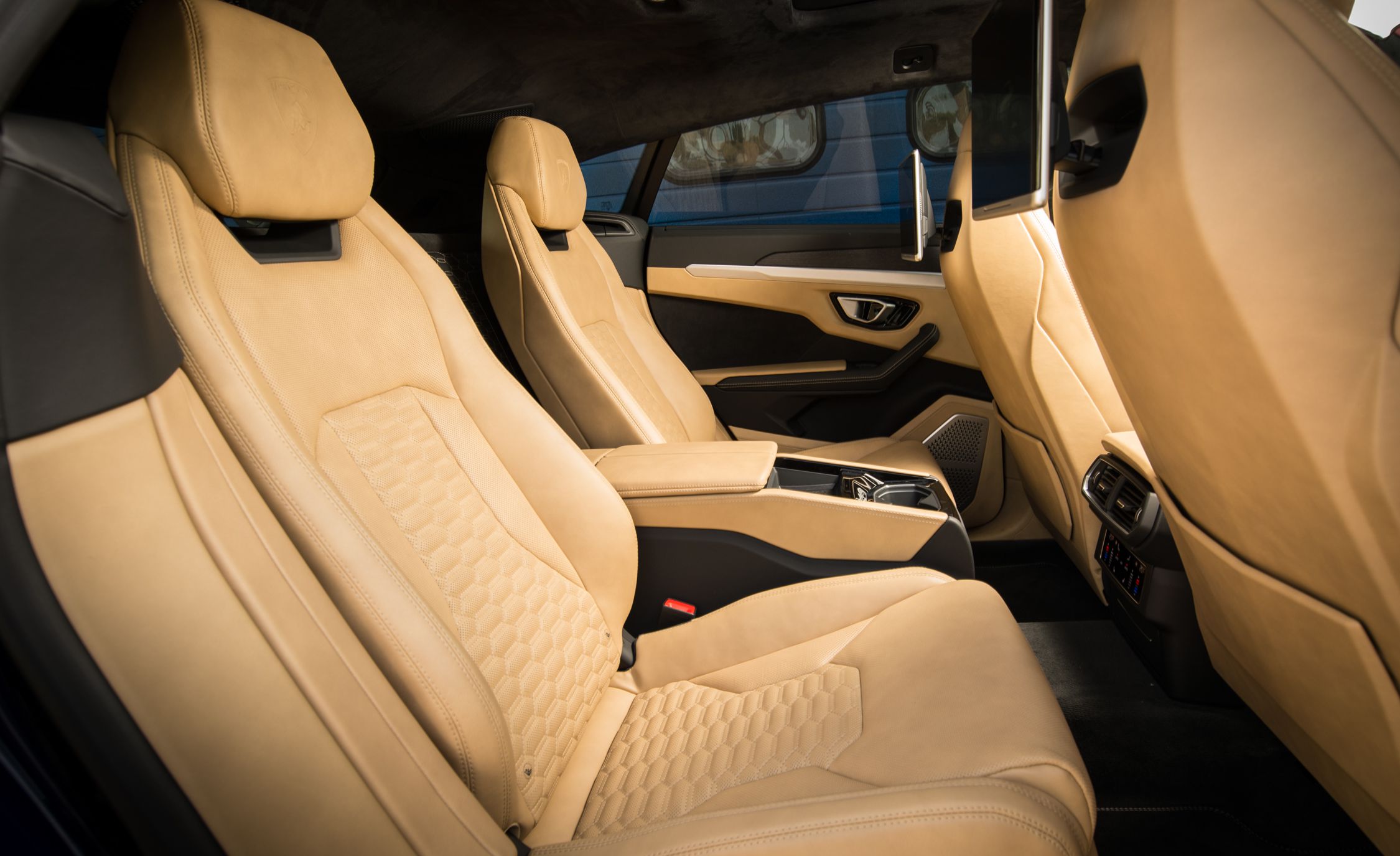 Lamborghini Urus фиолетовый салон