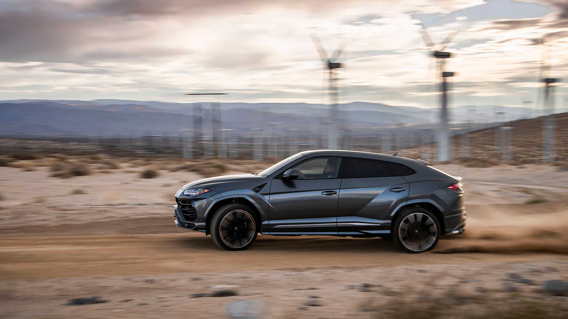 Lamborghini Urus серый
