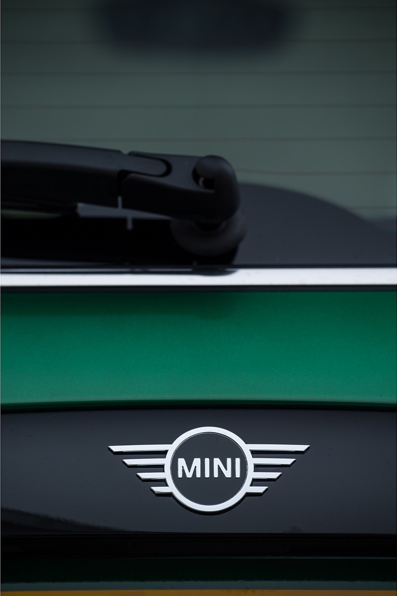2019 MINI Cooper 3-Door 60 Years Edition Badge Wallpapers #57 of 71