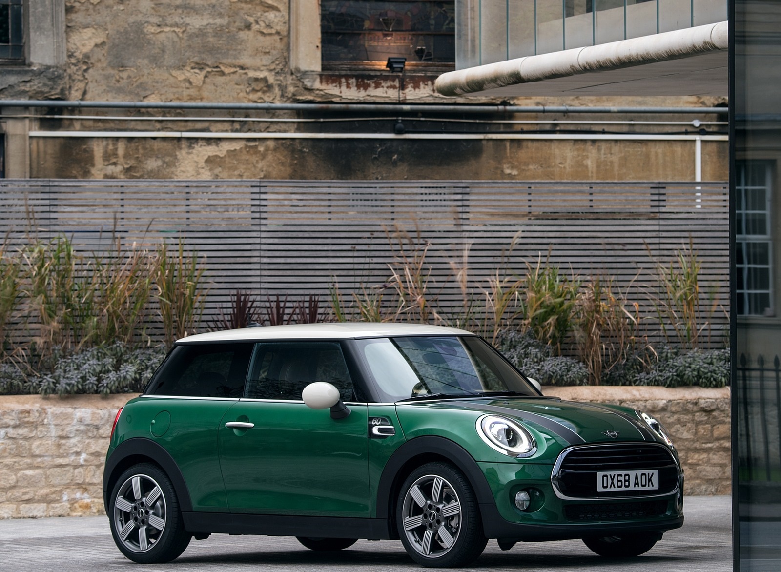 2019 MINI Cooper 3-Door 60 Years Edition Front Three-Quarter Wallpapers #35 of 71